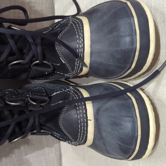 SOLD! Sorel Women's Black and Tan Winter Boots - Picture 4 of 7